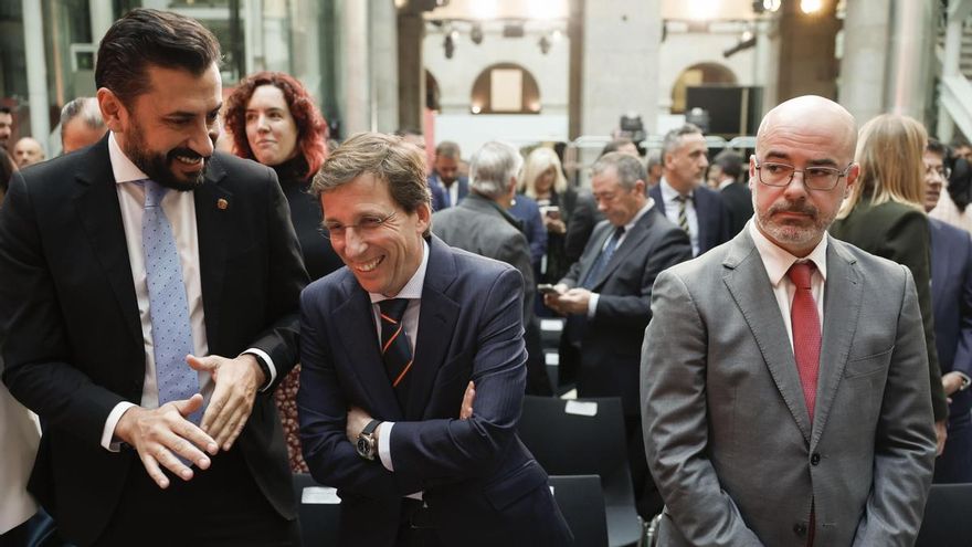El portavoz del PP en la Asamblea de Madrid, Carlos Díaz Pache; el alcalde de Madrid, José Luis Martínez Almeida y el delegado del Gobierno en Madrid, Francisco Martín Aguirre, este martes en la Casa de Correos