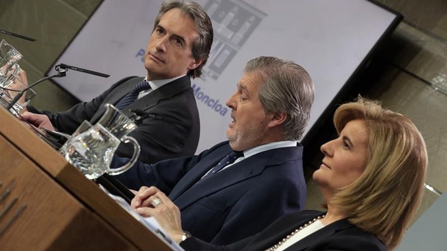 El ministro de Fomento, Íñigo de la Serna, con el portavoz del Gobierno, Íñigo Méndez de Vigo, y la ministra de empleo, Fátima Báñez.