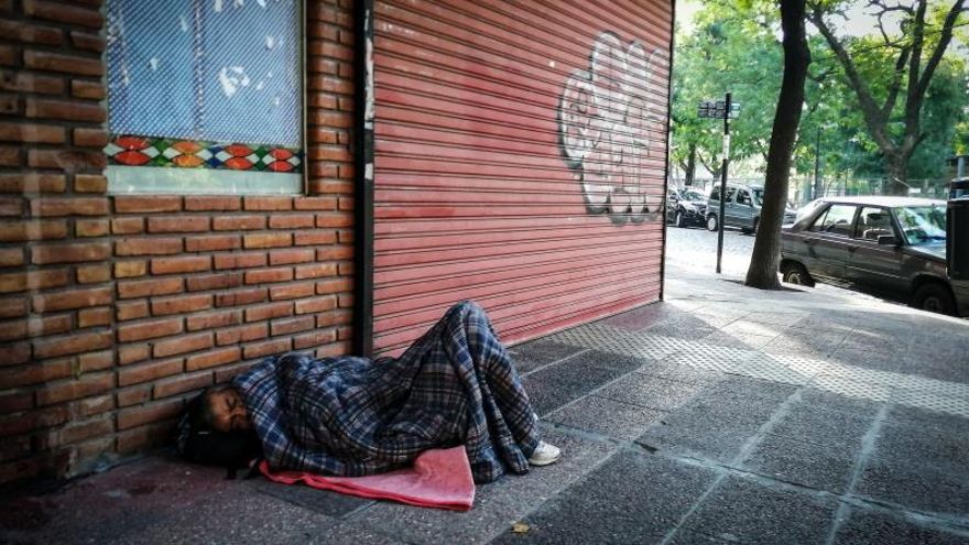 Una persona duerme en la calle en Buenos Aires (Argentina).