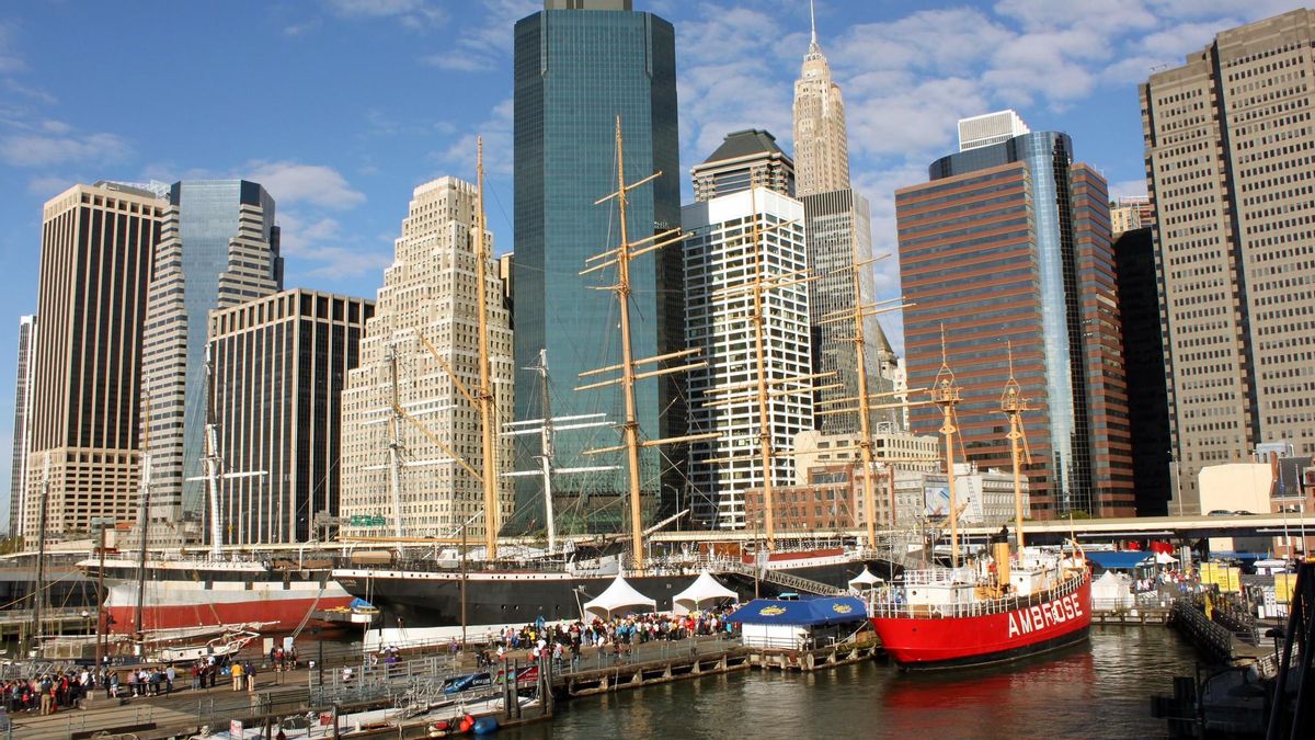 Barcos históricos en el Sea Port de la vieja Nueva York.