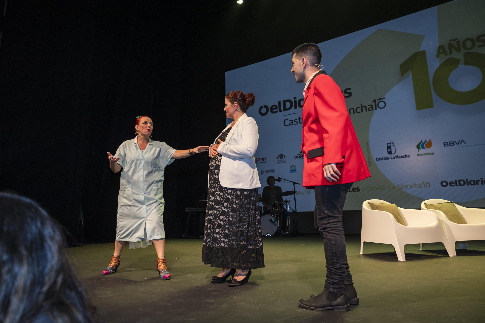 Actores de la compañía teatral toledana ETR hicieron las delicias del público antes del inicio del acto del 10 aniversario de elDiario.es Castilla-La Mancha