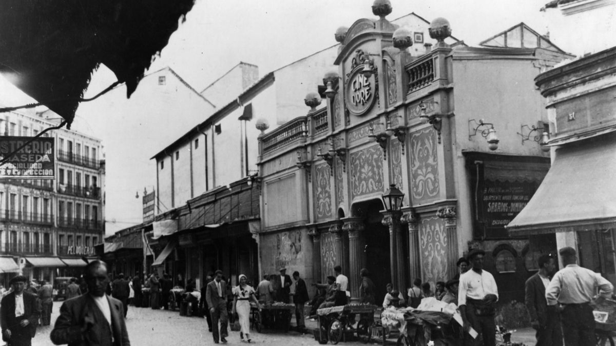 Exterior del Cine Doré en una foto tomada en torno a 1929