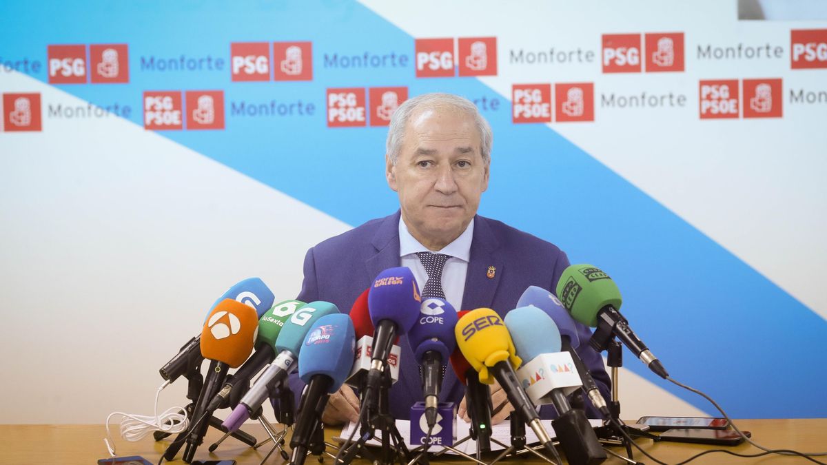 El hasta ahora presidente de la Diputación de Lugo, José Tomé, durante su comparecencia, en la sede del PSdeG-PSOE en Monforte de Lemos (Lugo, Galicia)