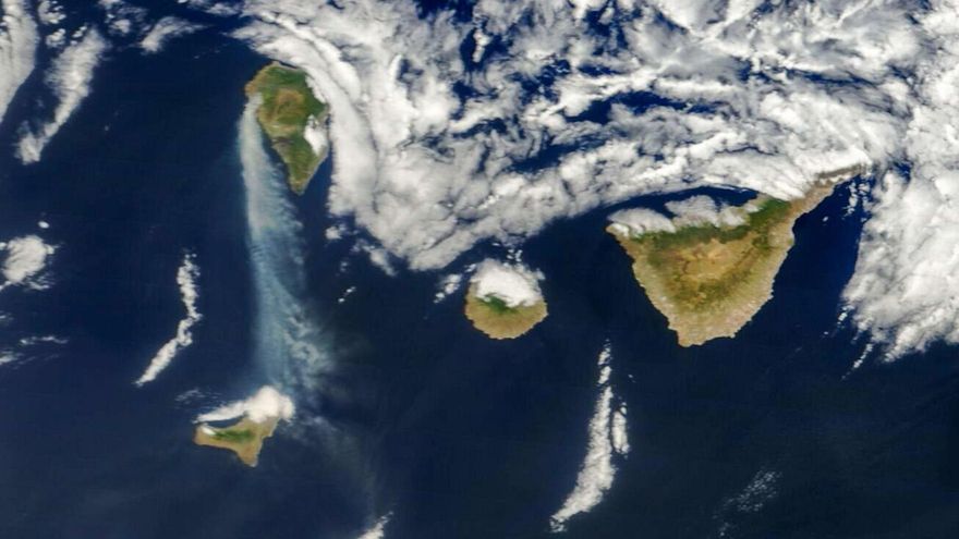 Viviendas al filo de las llamas y enormes columnas de humo, entre las imágenes que deja el incendio de La Palma