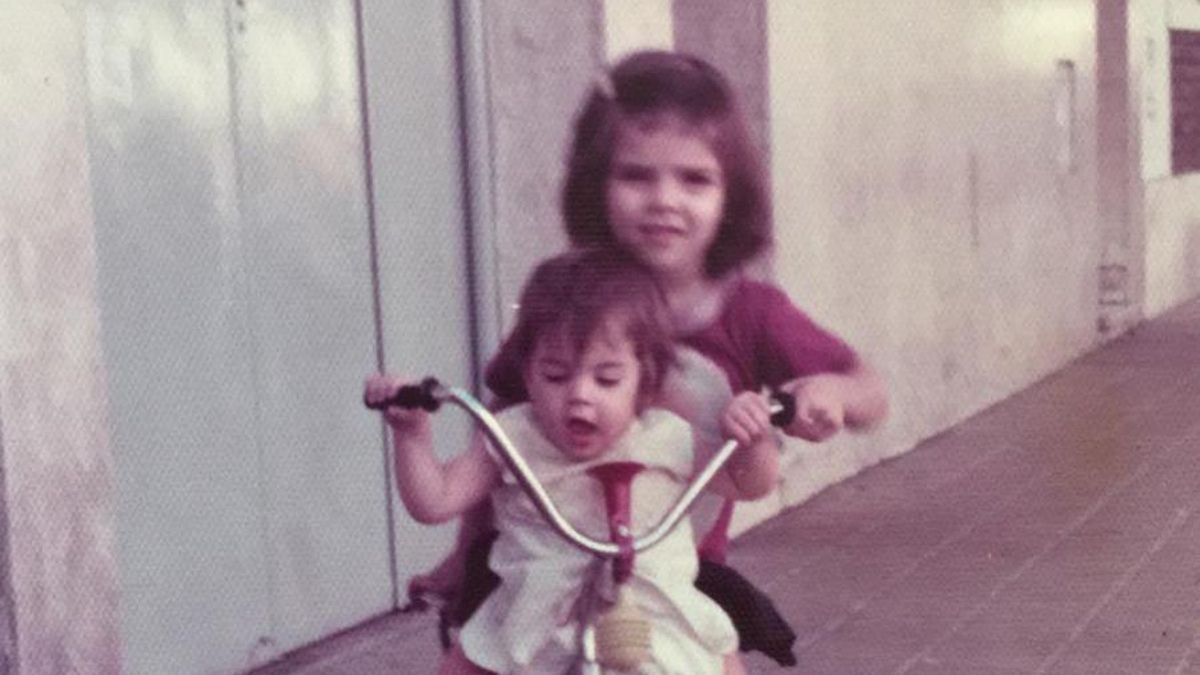 Un abuelo “extraordinario”, tres hermanos salvados por la tapa de un diario y el aprendizaje de vivir “con los platos rotos”