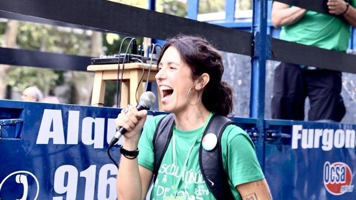 La manifestación por la educación pública se dirige a la Puerta del Sol, sede del Gobierno de Isabel Díaz Ayuso y lugar donde se ha instalado cientos de personas en una acampada por la vivienda