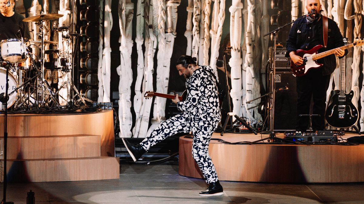 Noah Kahan durante el concierto