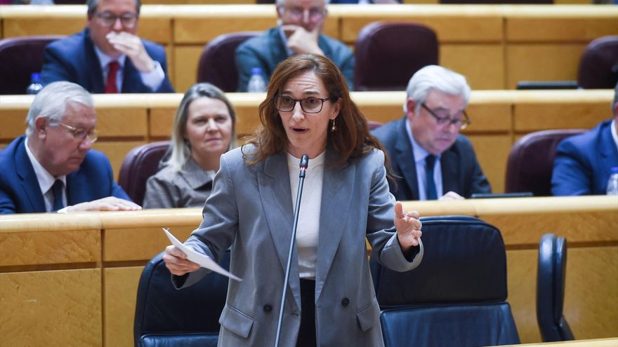 La ministra de Sanidad, Mónica García, durante una sesión de control al Gobierno, en el Senado.