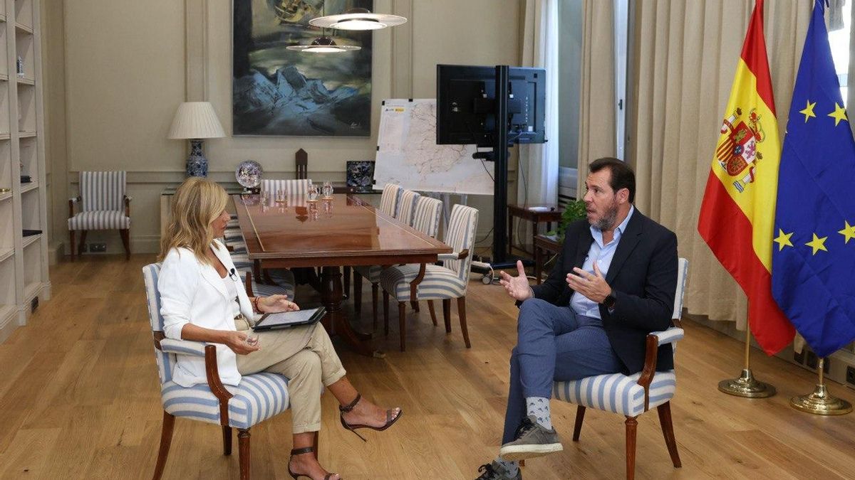 Un momento de la entrevista de Esther Palomera a Óscar Puente.