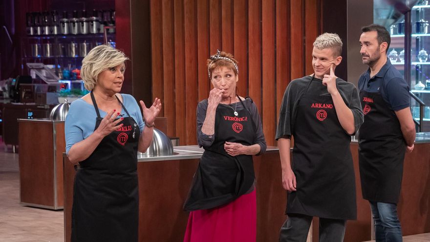Doble expulsión sorpresa en 'MasterChef Celebrity 6' el día en que los compañeros dieron la espalda a Verónica Forqué