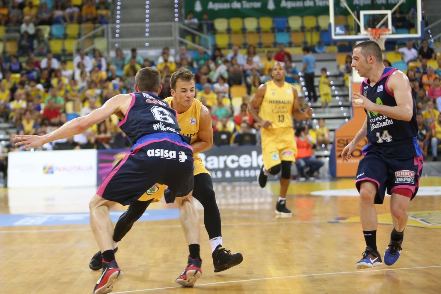 Imágenes del partido entre el Herbalife Gran Canaria y el Movistar Estudiantes. (Alejandro Ramos).