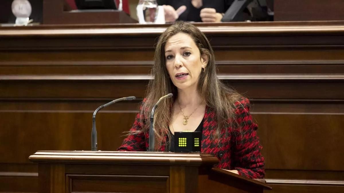 Jéssica de León, consejera de Turismo y Empleo del Gobierno de Canarias, en el Parlamento regional.