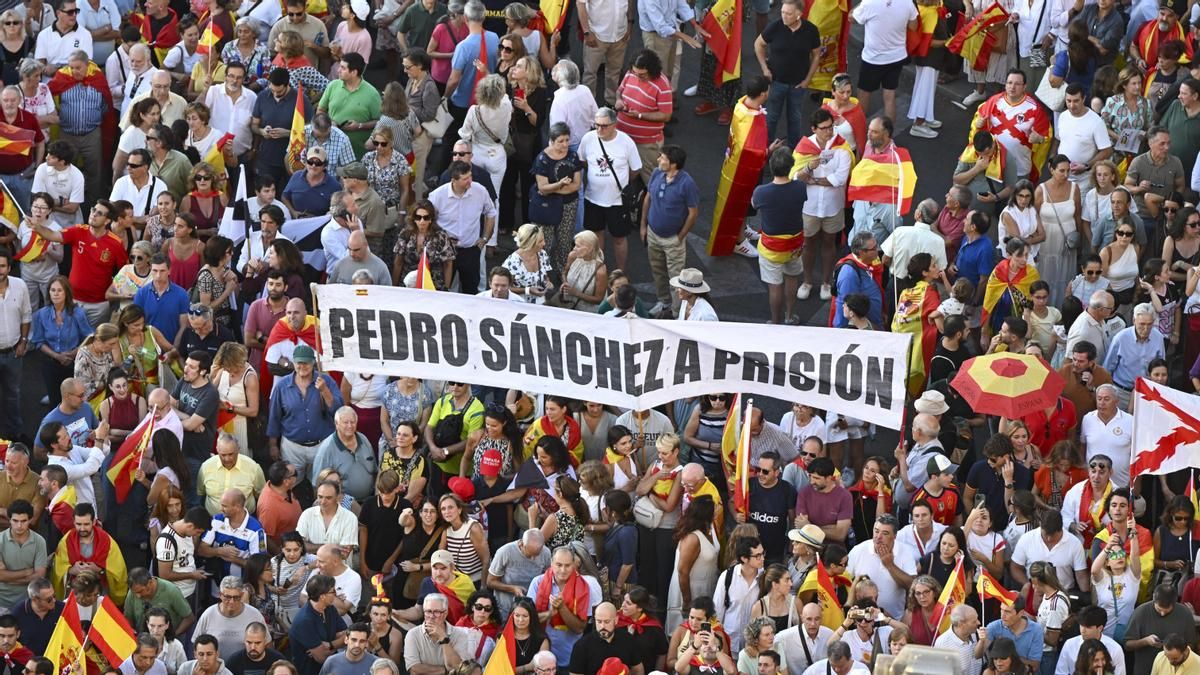 Miles de madrileños asisten a la manifestación en apoyo al pueblo ceutí con motivo del Día de Ceuta, este miércoles en Madrid, convocada ante todos los ayuntamientos de España.