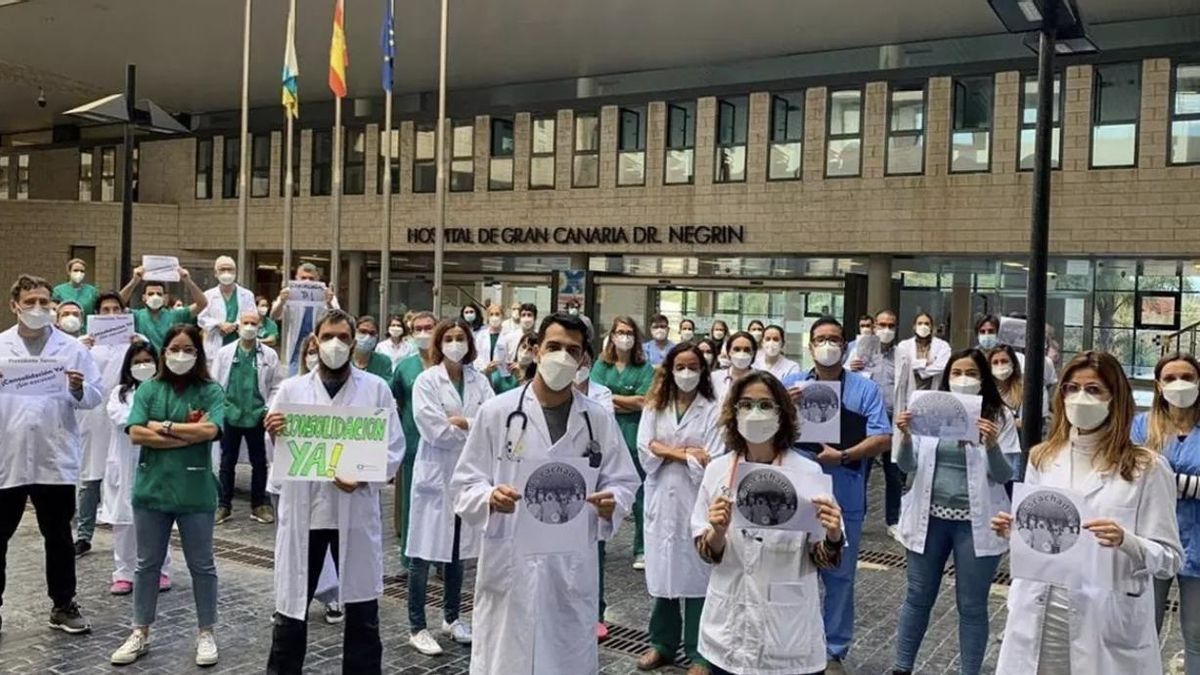 Concentración de médicos frente al Hospital Universitario de Gran Canaria Doctor Negrín. SEMCA