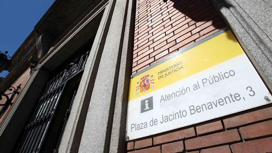 Cerca de 500 letrados reclaman al Ministerio de Justicia el pago a los fedatarios de la deuda pendiente desde 2009