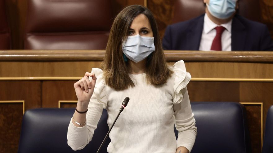 La ministra de Derechos Sociales y Agenda 2030, Ione Belarra, interviene en una sesión plenaria, en el Congreso de los Diputados, a 23 de febrero de 2022, en Madrid (España).