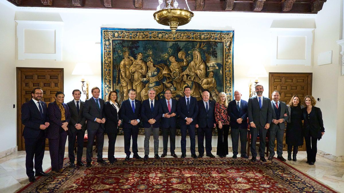 Elías Bendodo, arropado por la mitad del Gobierno de Moreno, la dirección del PP andaluz y Juan Marín, ex líder de Ciudadanos, que ha compartido con él un desayuno informativo de Europa Press (Sevilla)