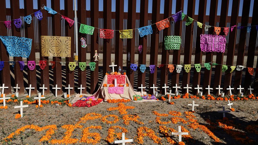 Con altar por Día de Muertos recuerdan a migrantes fallecidos en el norte de México
