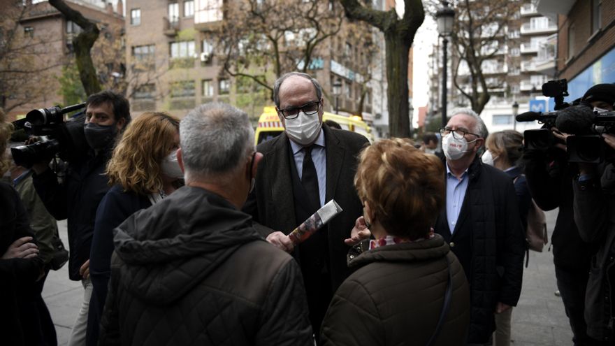 El candidato del PSOE a la Presidencia de la Comunidad de Madrid, Ángel Gabilondo (c), durante su visita por Alcorcón