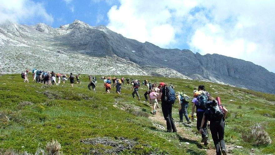 Excursión de un grupo de gente a la montaña de León