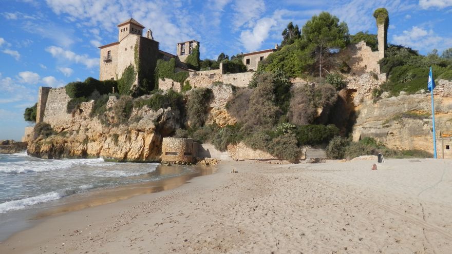 Historia, arquitectura y naturaleza en esta villa marinera de la Costa Dorada con una castillo sobre la playa