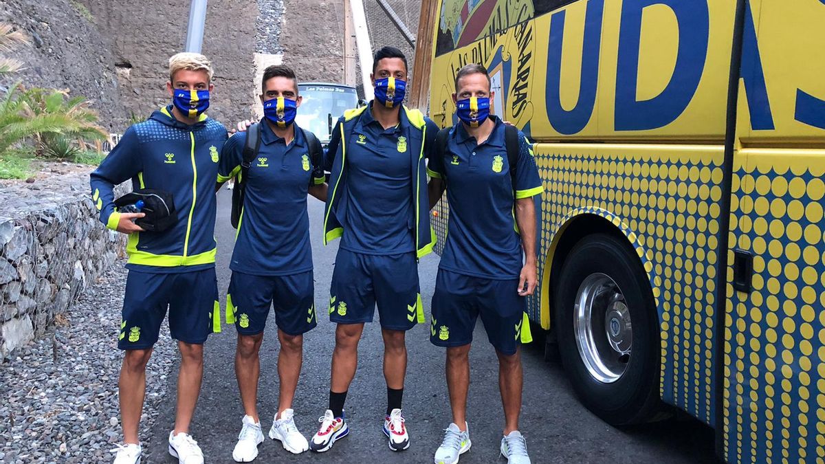 Jugadores amarillos antes de tomar la guagua al aereopuerto para volar a Madrid.