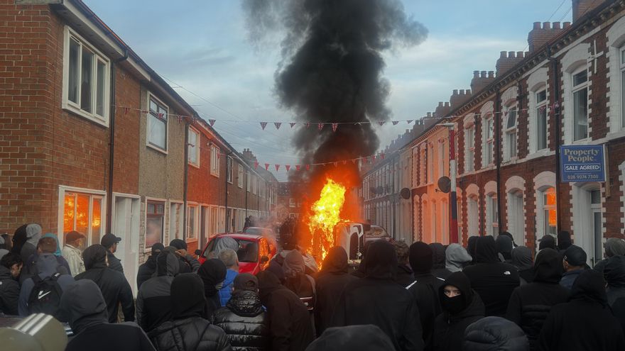Un ataque con cuchillo desata violentas protestas en Belfast agitadas por la extrema derecha
