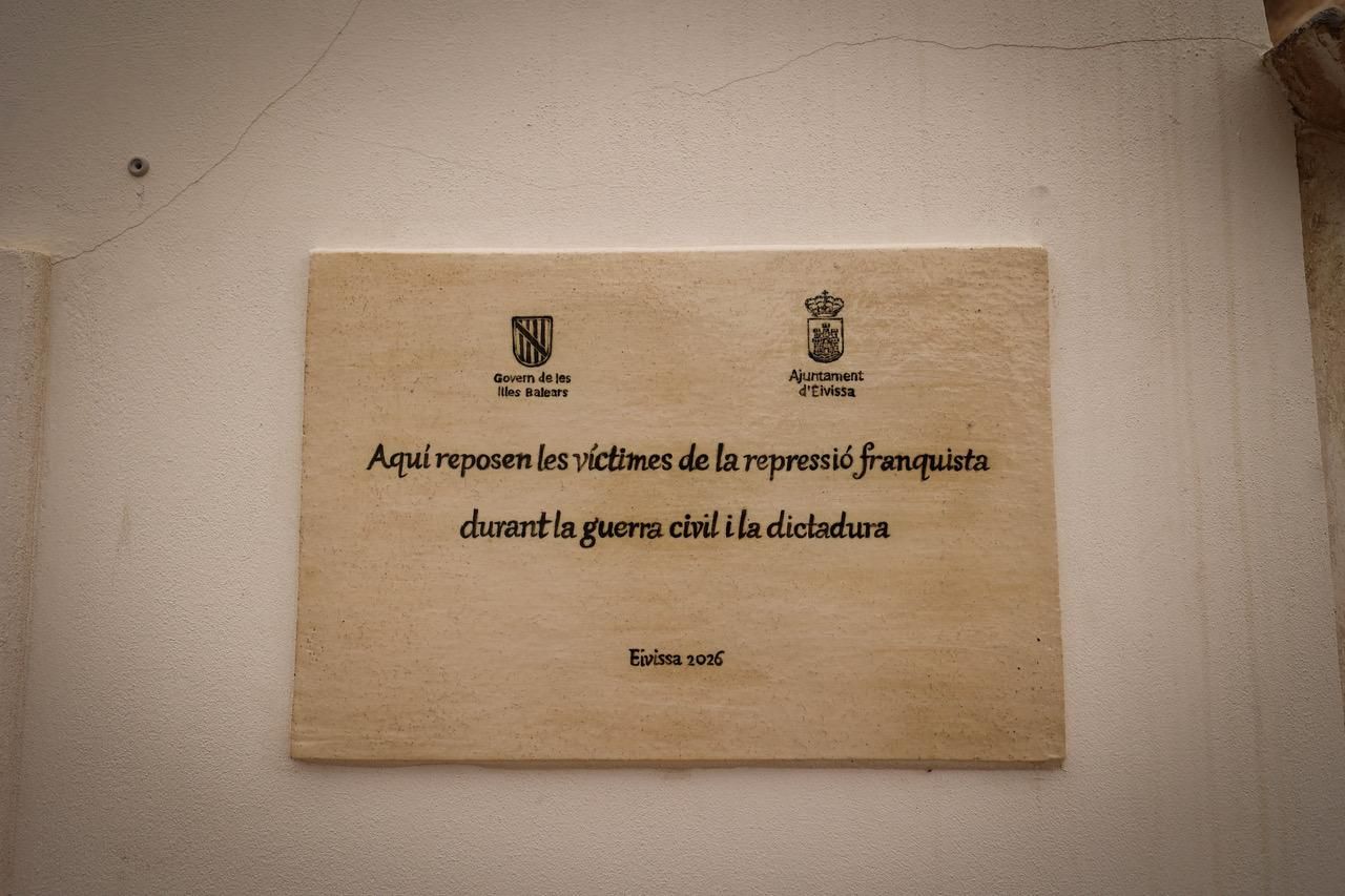 Placa instalada en la capilla: "Aquí reposan las víctimas de la represión franquista durante la guerra civil i la dictadura"