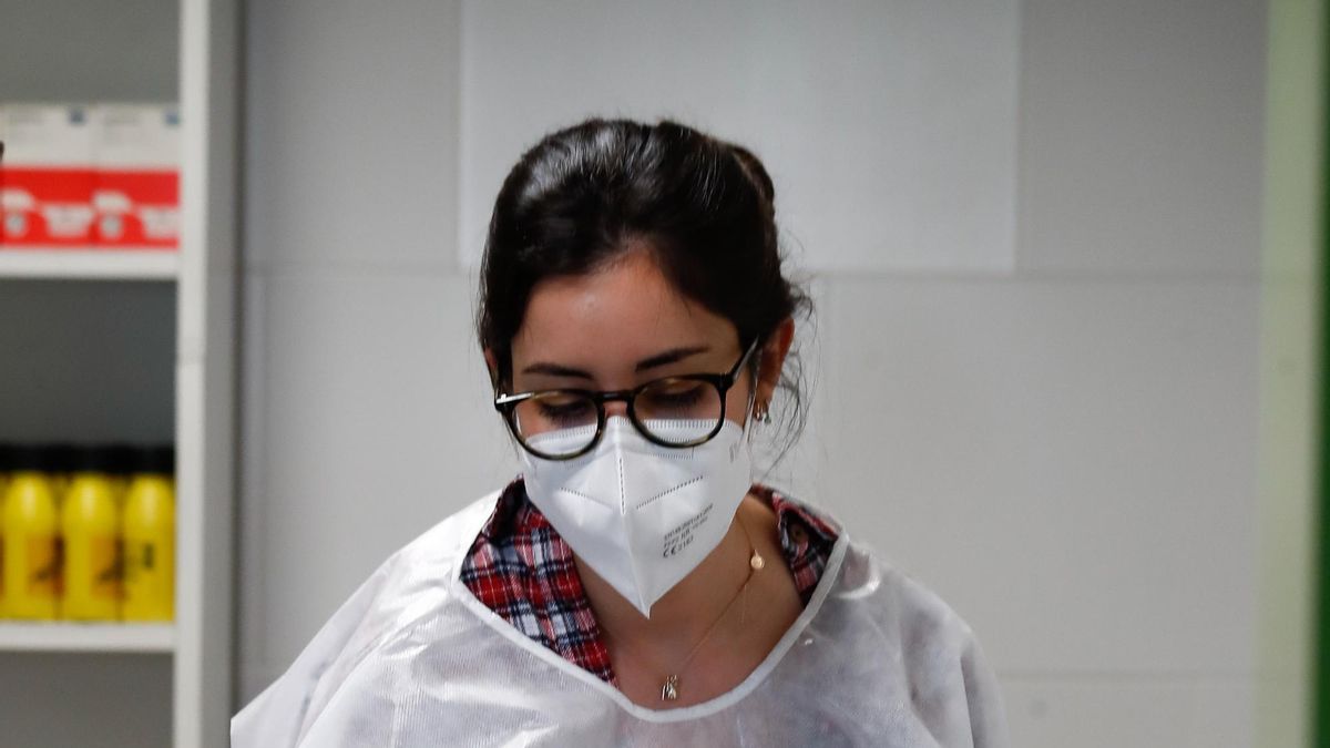 Archivo - Una mujer se somete a un test de antígenos en una imagen de archivo.