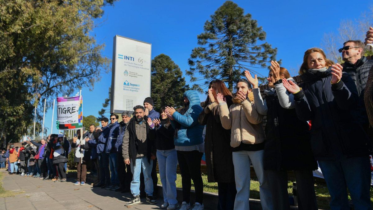 Abrazo simbólico de los trabajadores del INTI, el 1 de julio de 2025, en rechazo al decreto que pretende “reducir la estructura y limitar las funciones” del organismo.