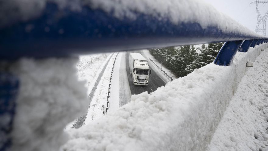 Un total de 41 carreteras siguen afectadas por la nieve y el hielo, 11 de ellas cortadas