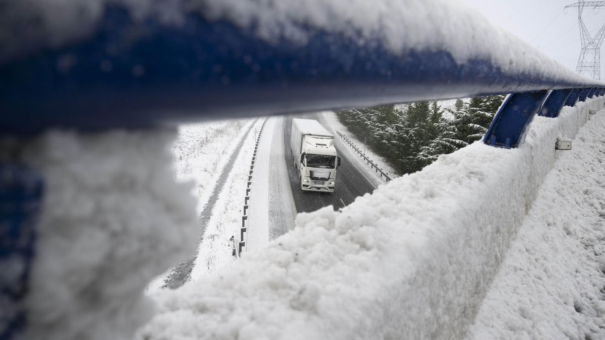 Once carreteras cortadas y casi 50 afectadas por el temporal de nieve y hielo