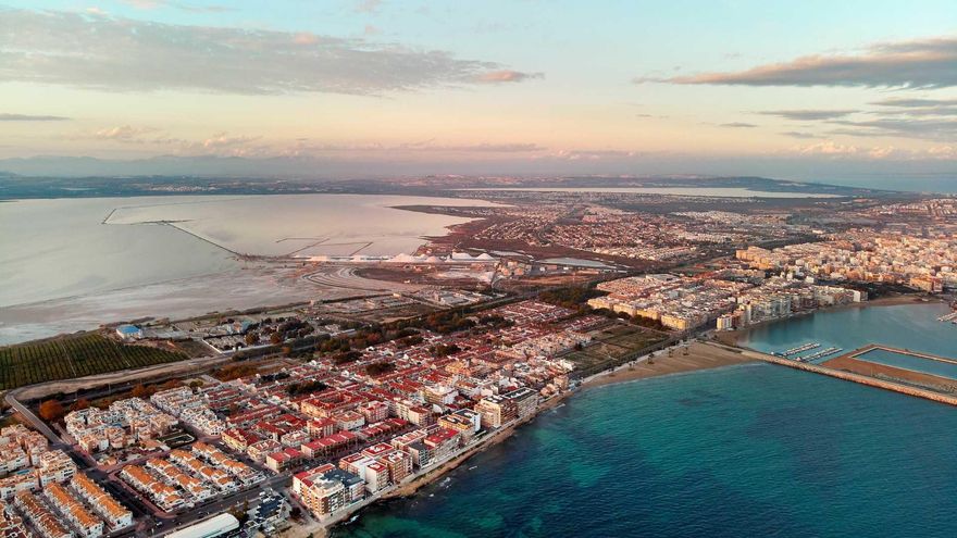 Torrevieja supera el hito de los 100.000 habitantes, con la mitad de los empadronados de origen extranjero