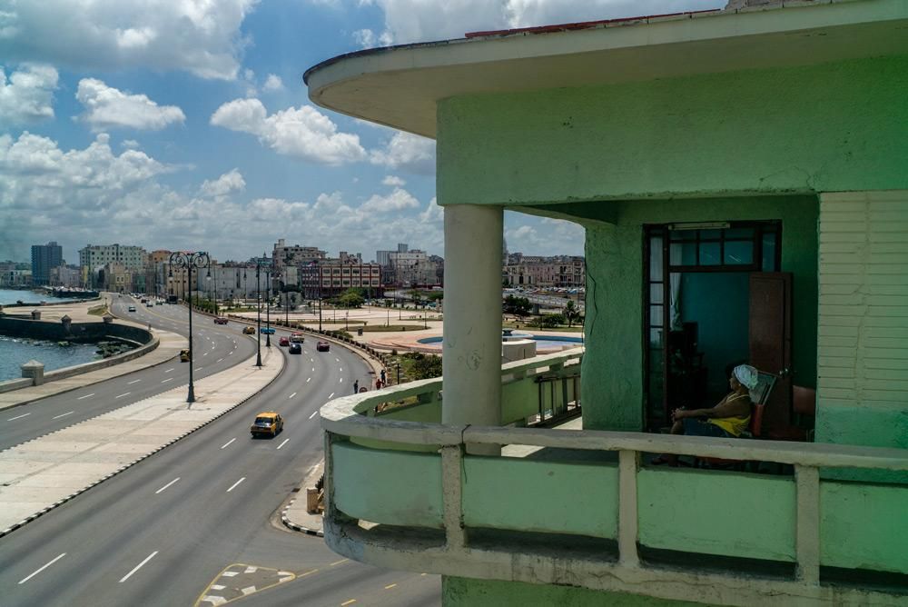 Una mujer descansa en la terraza de su casa situada en la Habana vieja en 2013, año que era clave para recuperar las relaciones entre EEUU y Cuba