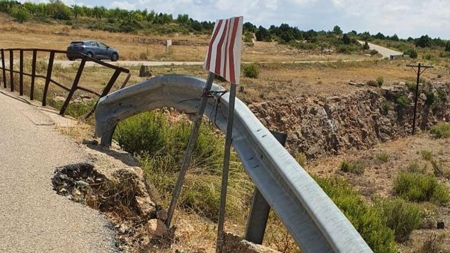 Puente en mal estado sobre la vía del tren en La Cañada de Mira (Cuenca)
