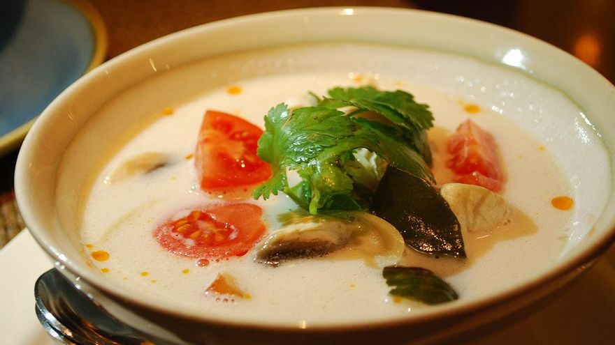 Tom kha kai, es decir, sopa de pollo, leche de coco y cosas ácidas y fibrosas