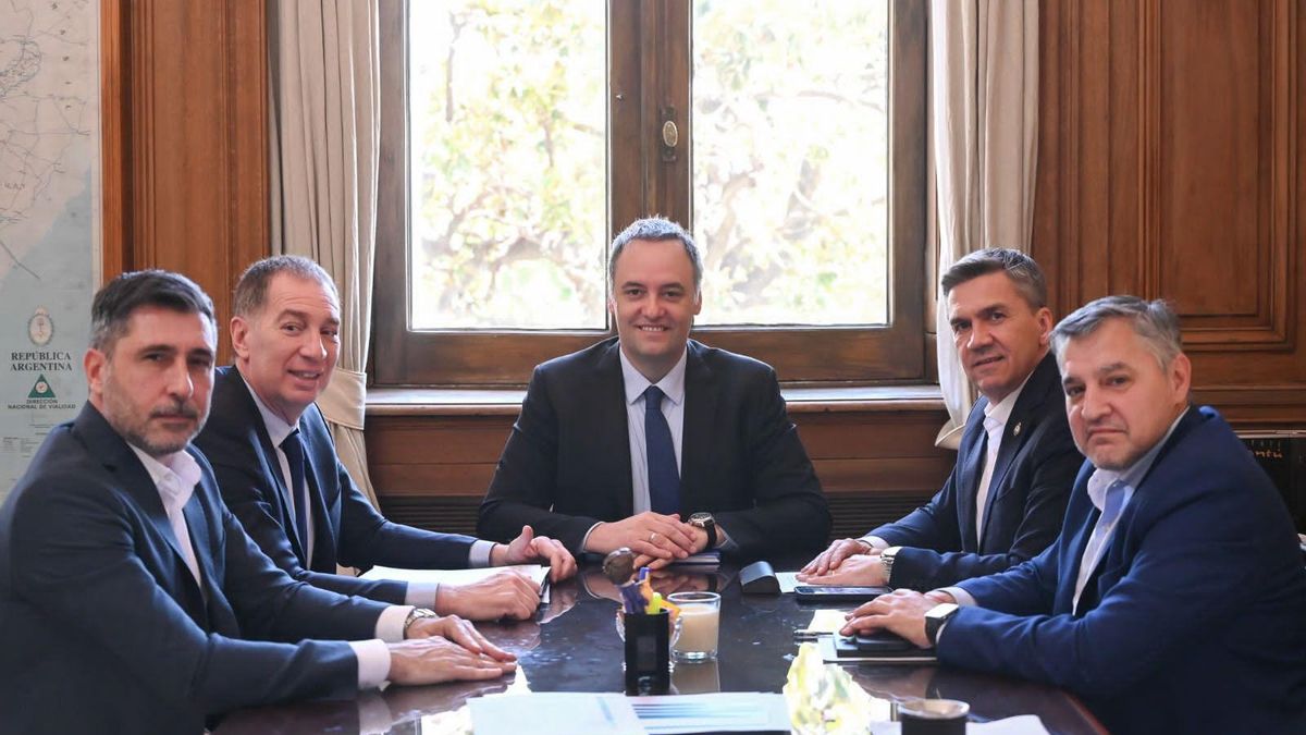 Manuel Adorni y el ministro del Interior Diego Santilli reunidos con el gobernador de Chaco Leandro Zdero y funcionarios provinciales.