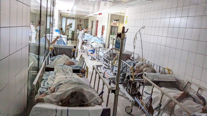 Pacientes en pasillos en el HUC.