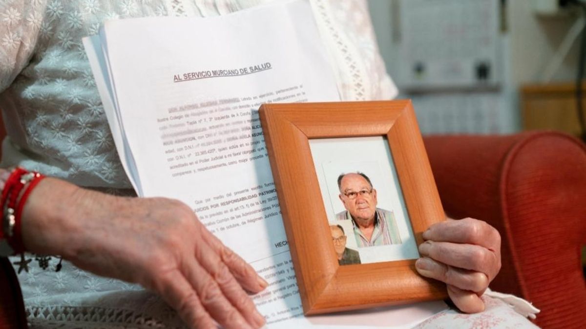 Pacientes y familiares del cirujano detenido en la trama murciana de las prótesis denuncian negligencias: "Ha sido un calvario"