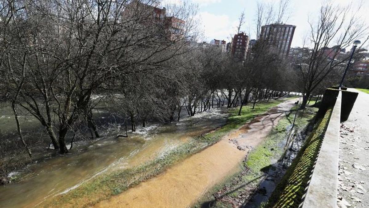 El Sil se desborda en Ponferrada y su crecida se lleva por delante el puente colgante de Villaverde de la Abadía