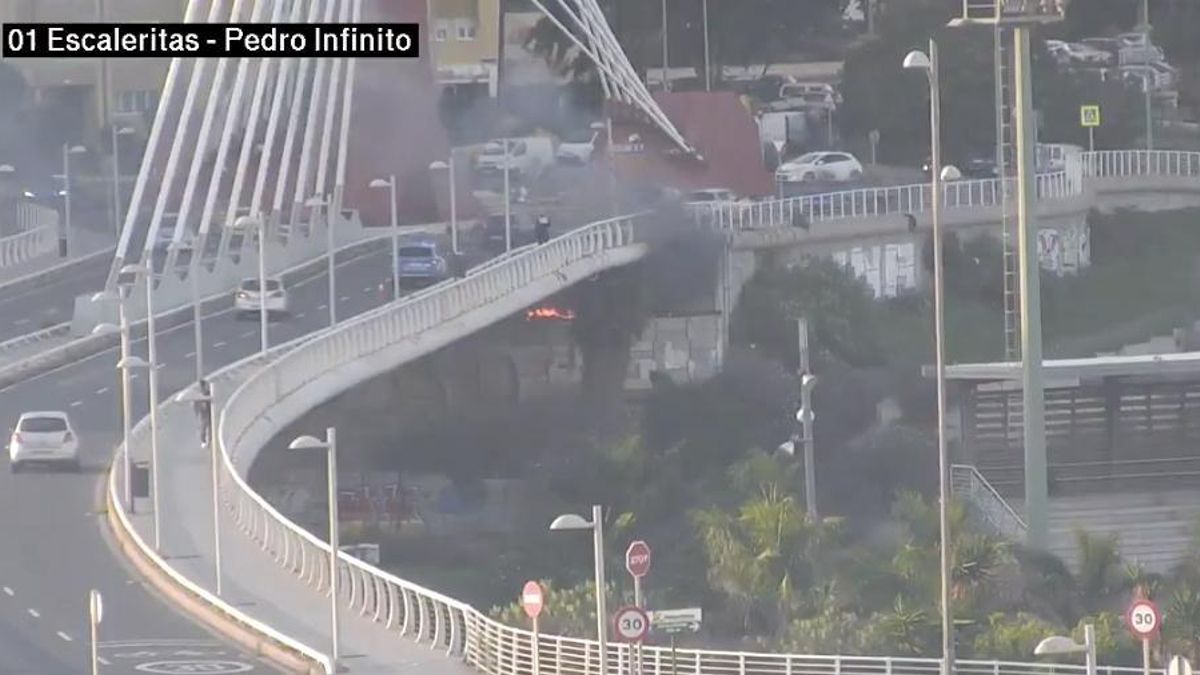 Los Bomberos intervienen en un incendio bajo el Puente de la Feria, en Las Palmas de Gran Canaria