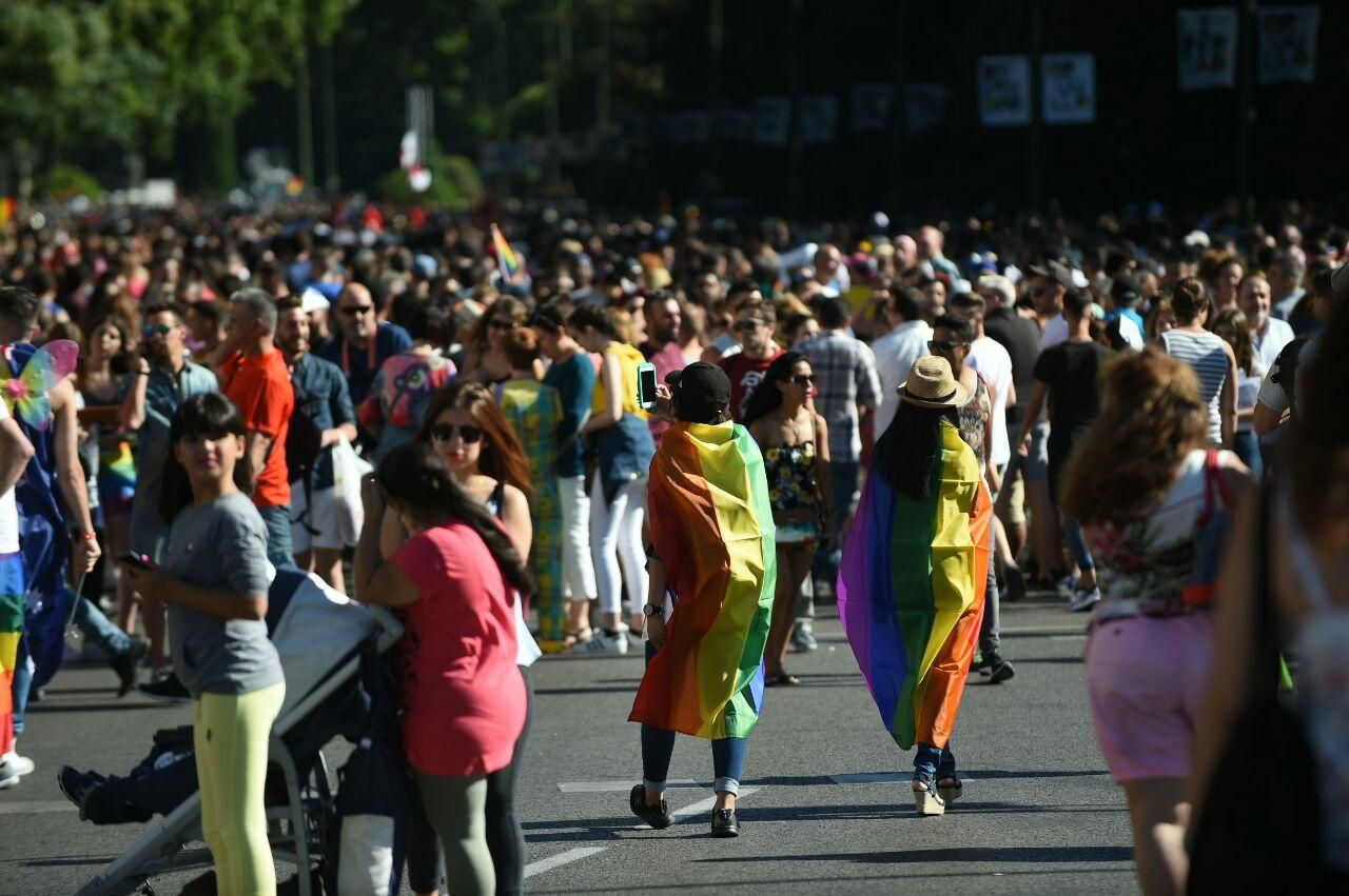 Las calles madrileñas se llenan de personas a favor de los derechos LGTBI