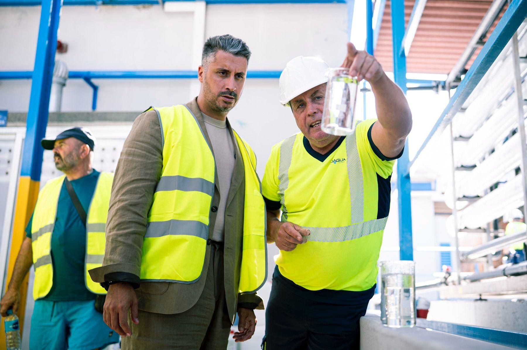 El alcalde de La Laguna, Luis Yeray Gutiérrez, en la visita al interior del recinto industrial.