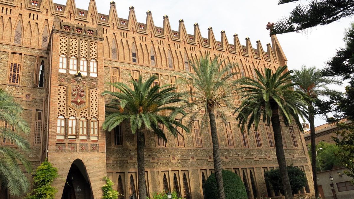 El plan para convertir en museo parte de un colegio diseñado por Gaudí indigna a las familias: "Son usos incompatibles"