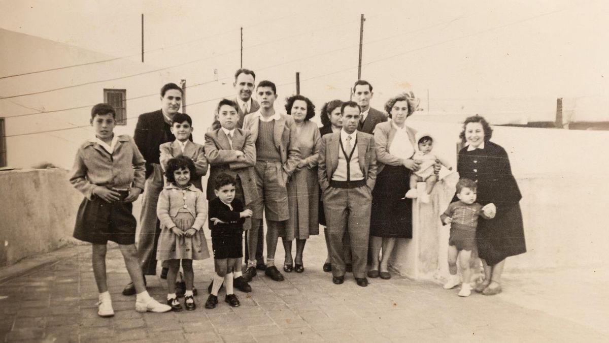 La familia de Bonifacio Caparrós, durante su etapa en el exilio en Túnez, a comienzos de los años cincuenta, antes de su muerte a los 43 años. Acababan de nacer sus dos hijos pequeños y su primogénito, Bonifacio, ya enfilaba la adolescencia. Fue la mejor época que vivieron.