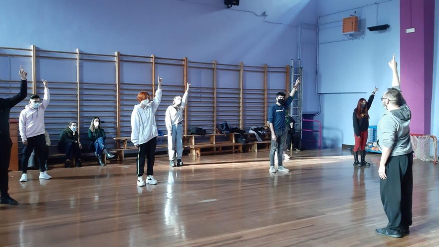 Iker Gómez y los alumnos durante el taller de danza