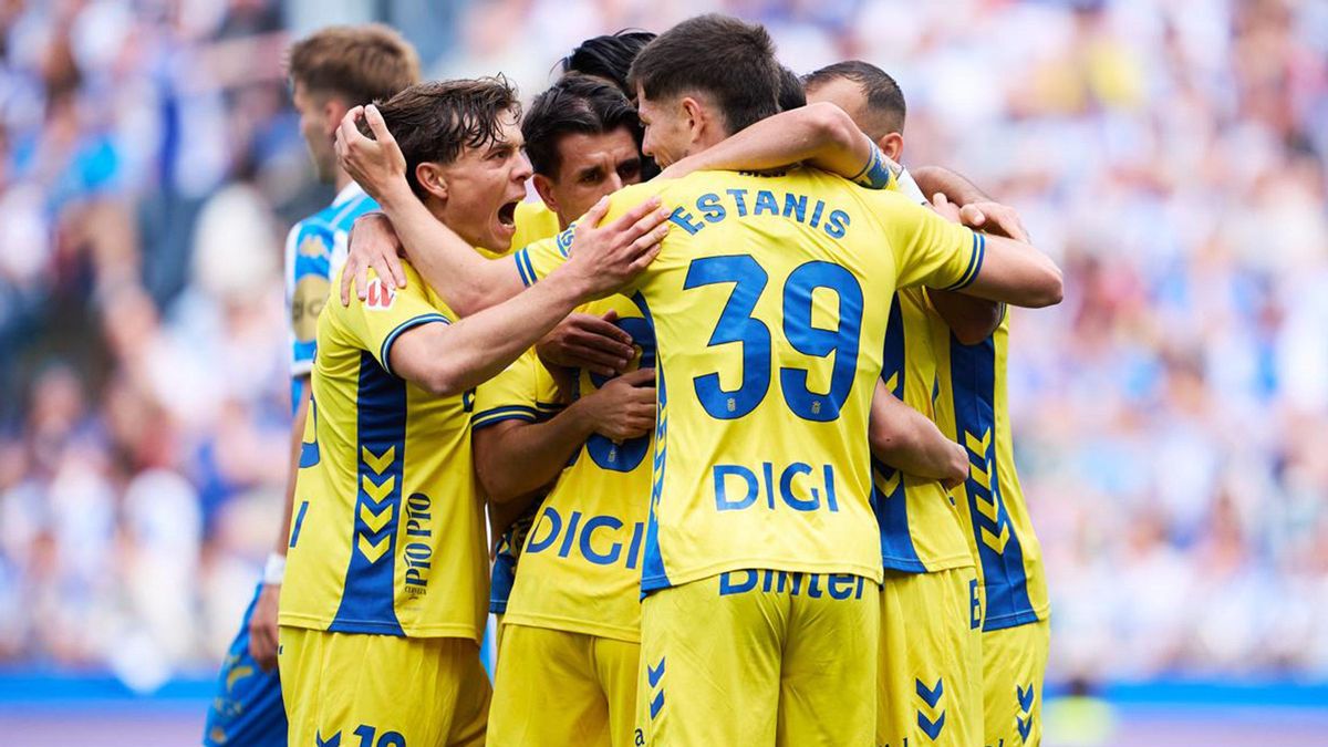 Las Palmas gana en Riazor y jugará playoff