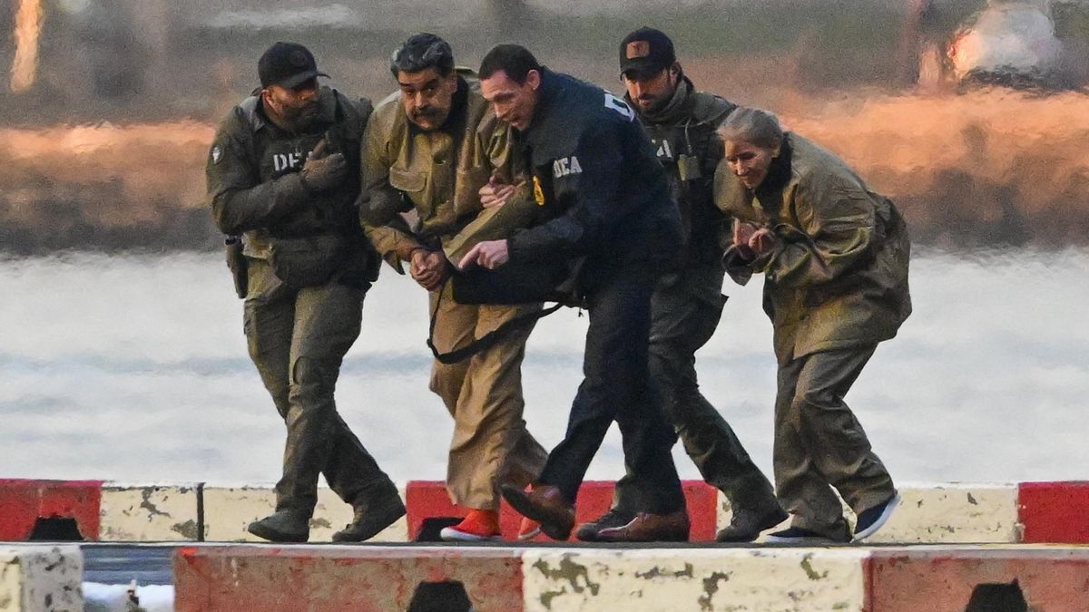 Nicolás Maduro y su esposa, Cilia Flores, llegan en helicóptero para ser trasladados al tribunal de Nueva York, el 5 de enero de 2026.
