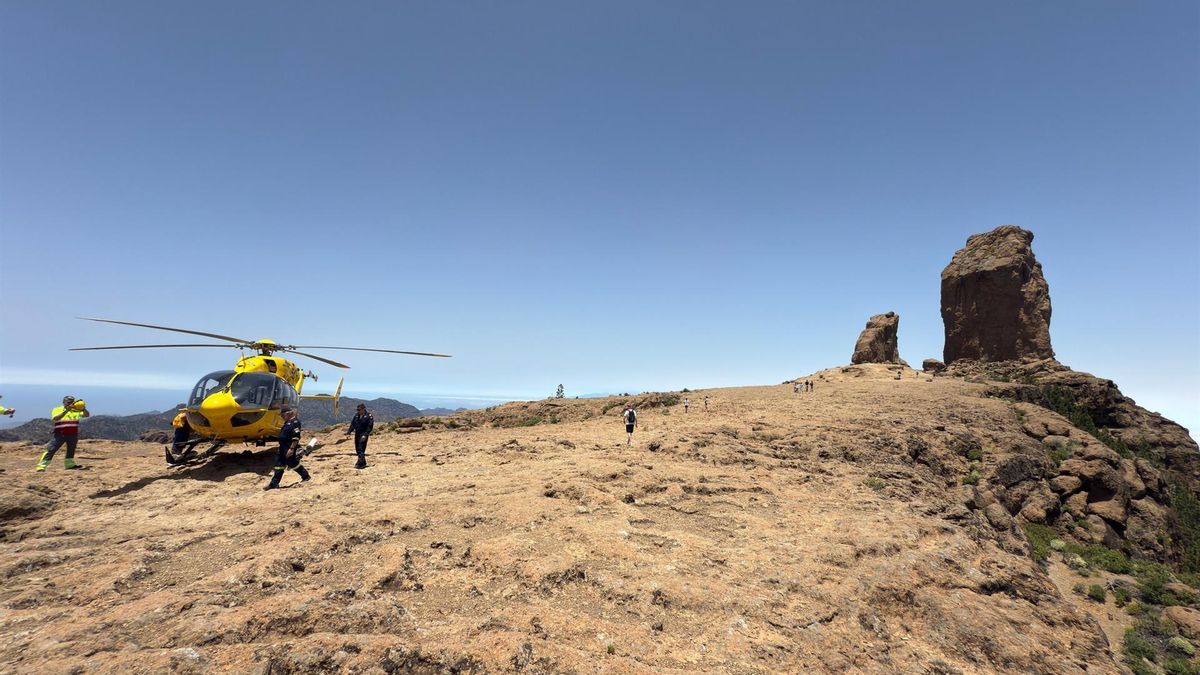 Los servicios de emergencias, en el Roque Nublo.