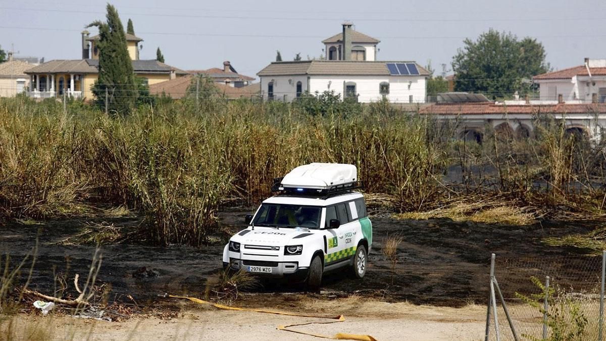 Incendio en la carretera del Aeropuerto a pocos metros de las viviendas.